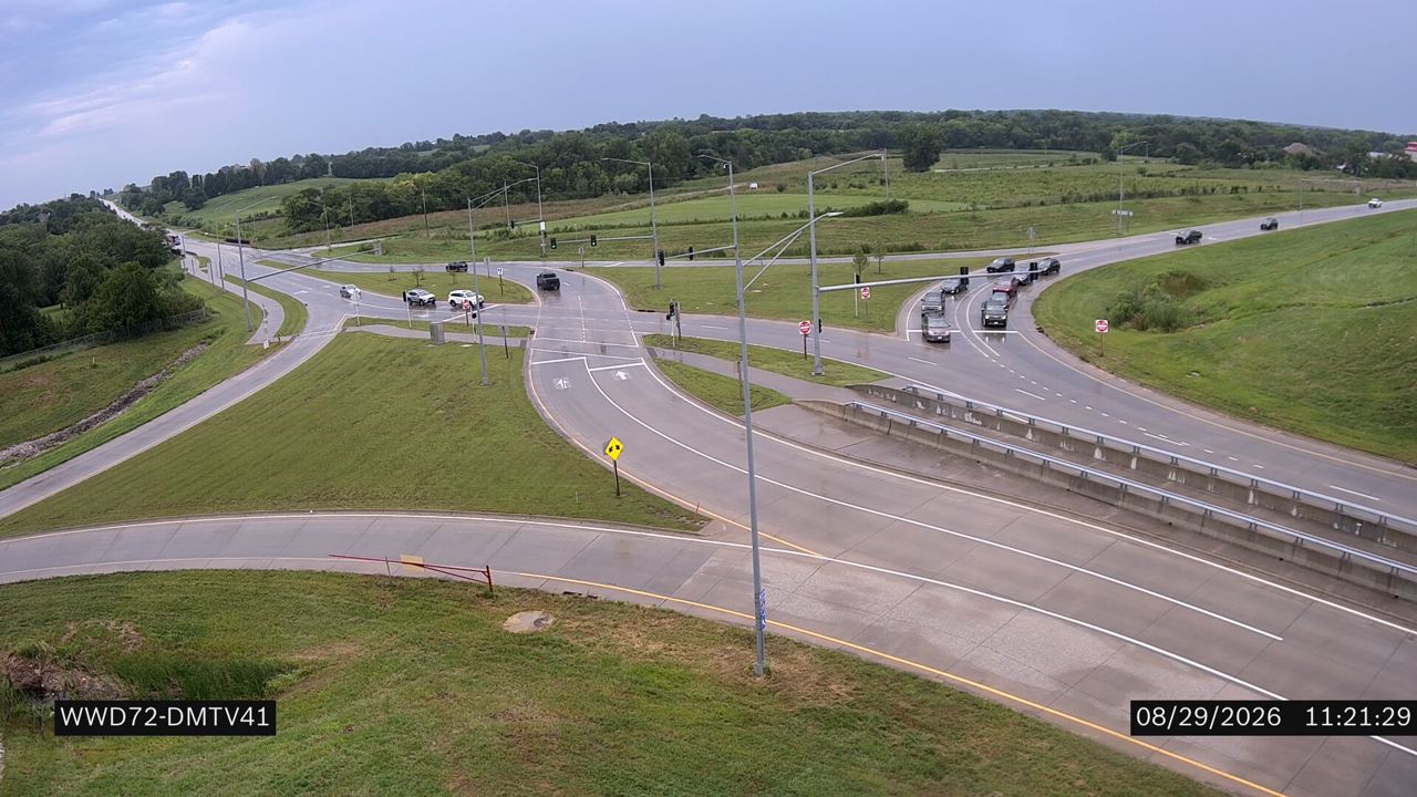 I-35 @ MM 92.6 (1st St - Ankeny) live camera view