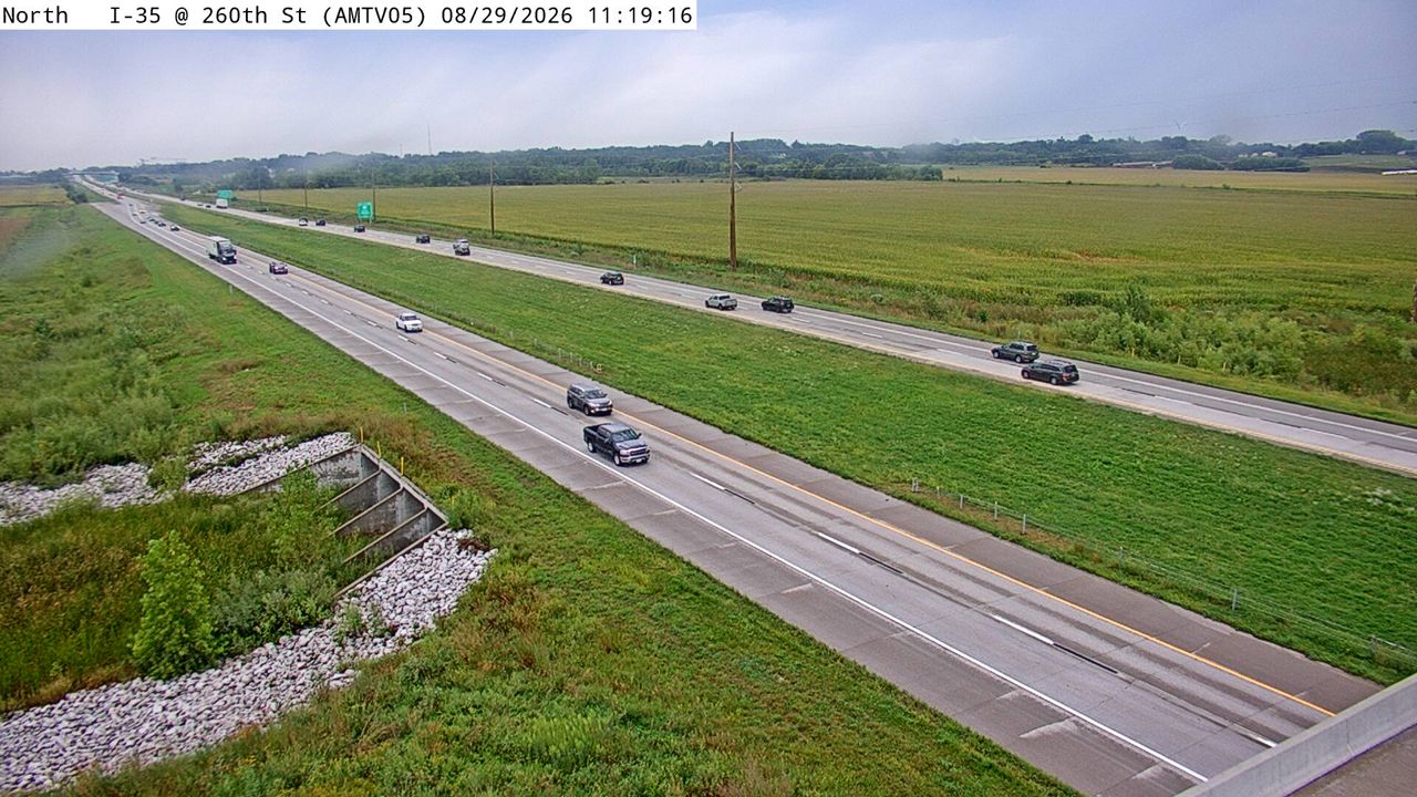 I-35 @ MM 109.8 (260th St) live camera view