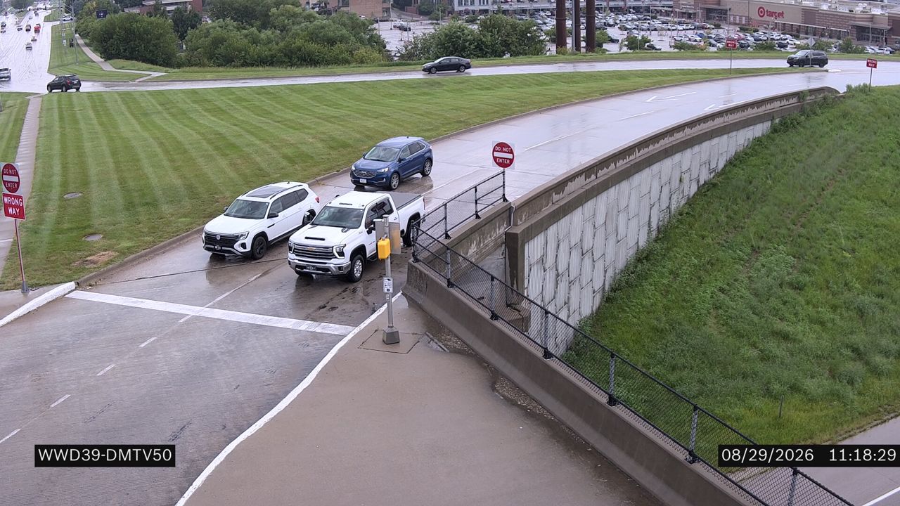 I-35 @ MM 70.4 (Mills Civic Pkwy) live camera view