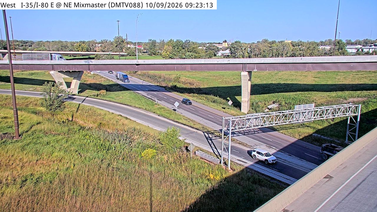 I-35 @ MM 86.8 (SB Exit to I-80 WB - East Mix) live camera view