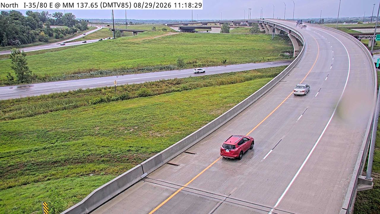 I-35/80 @ MM 137.3 (EB Exit to I-35 NB Split - East Mix) live camera view