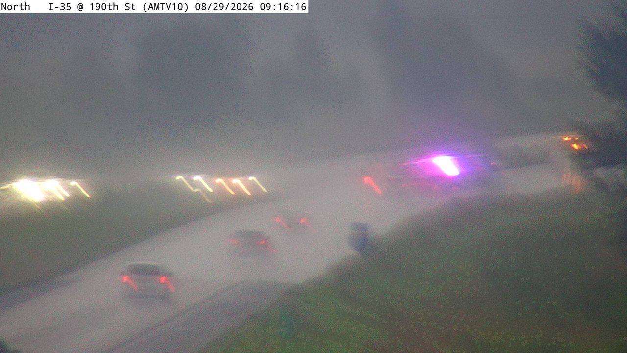 I-35 @ MM 116.6 (E 190th St) live camera view