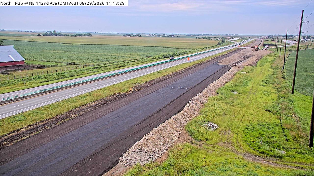 I-35 @ MM 98.8 (NE 142nd Ave) live camera view