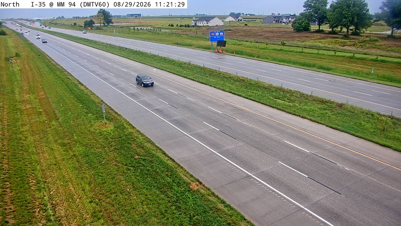I-35 @ MM 93.9 (S of NE 36th St) live camera view