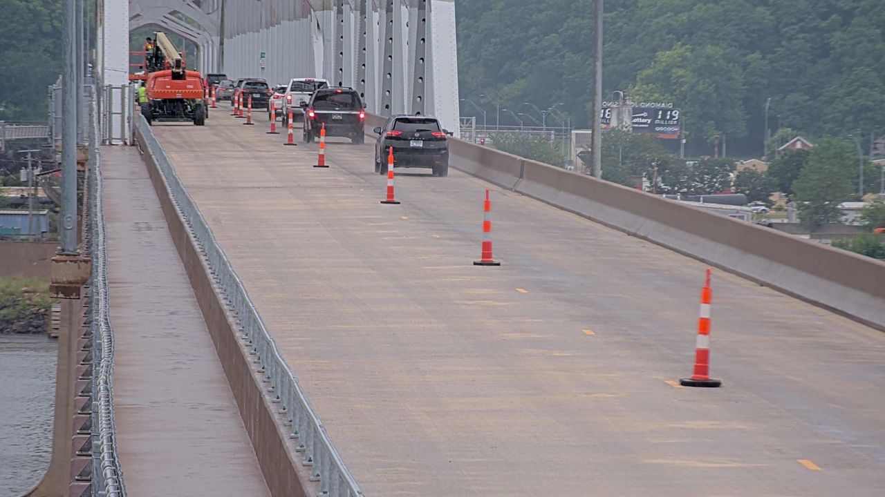 US 20 @ MM 300.3 (E Mississippi River Bridge - West) live camera view