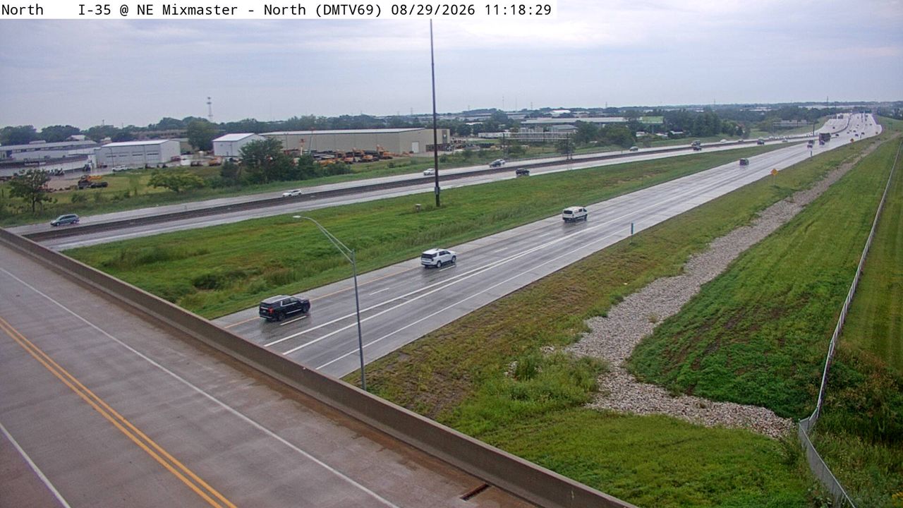 I-35 @ MM 87.5 (NE 54th Ave - East Mix) live camera view