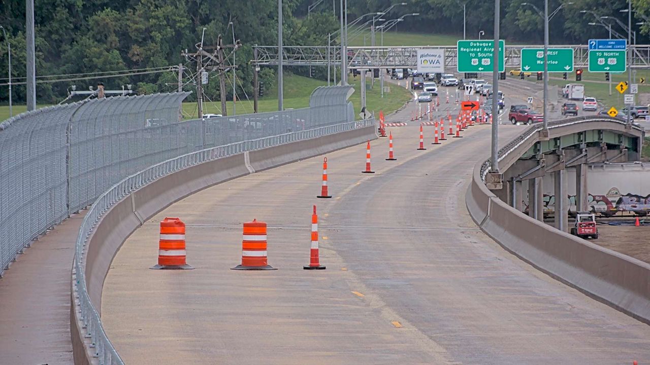 US 20 @ MM 300.1 (W Mississippi River Bridge - West) live camera view