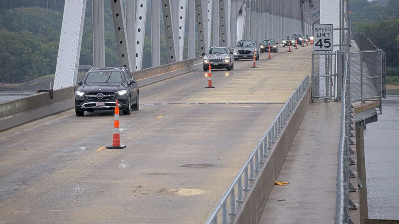 US 20 @ MM 300.1 (W Mississippi River Bridge - East) live camera view