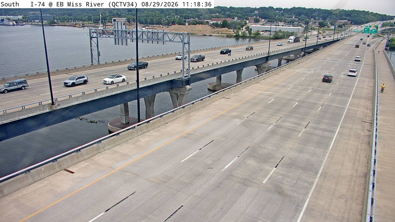 I-74 @ MM 5.4 (EB Mississippi River) live camera view