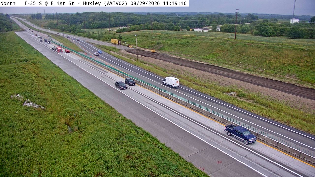 I-35 @ MM 104.3 (E 1st St - Huxley) live camera view