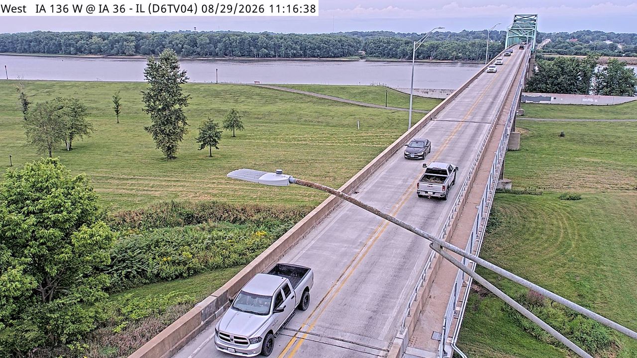 IA 136 @ MM 0 (Mississippi River - IL) live camera view