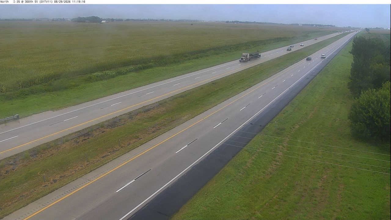 I-35 @ MM 136 (300th St) live camera view