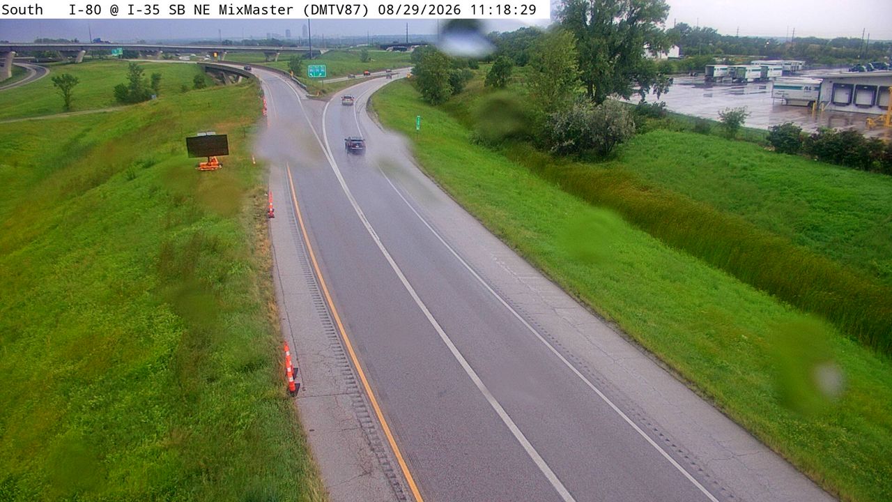 I-35 @ MM 87.2 (I-35 SB Exits to I-80 Split - East Mix) live camera view