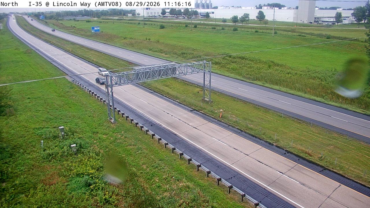 I-35 @ MM 112.8 (E Lincoln Way) live camera view