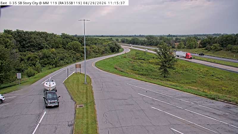 Parking Only: I-35 SB MM 119 near Story City live camera view