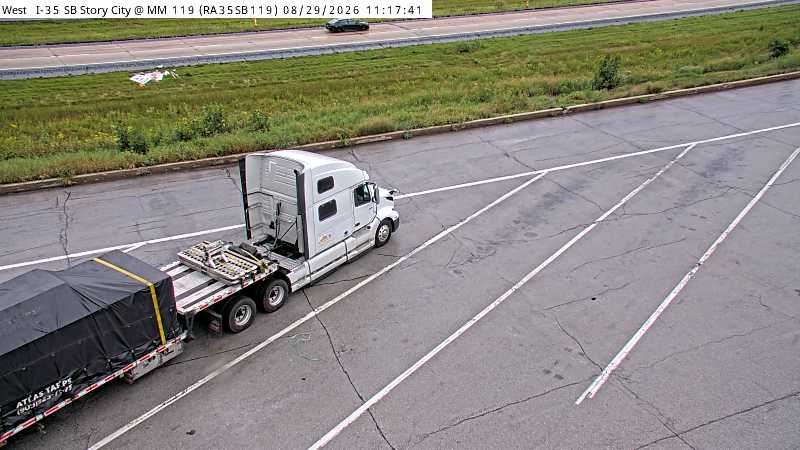 Parking Only: I-35 SB MM 119 near Story City live camera view