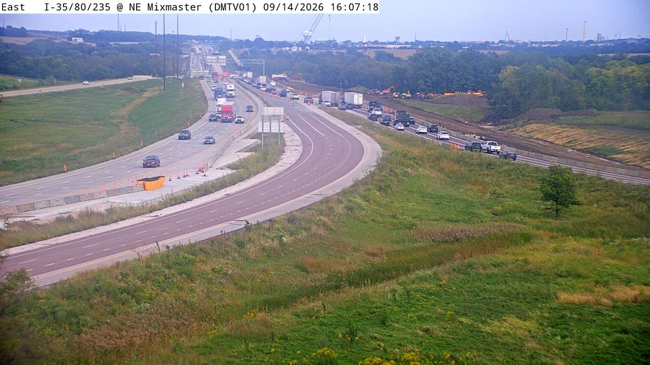 I-235 @ MM 14.3 (EB Exit to I-80 WB - East Mix) live camera view