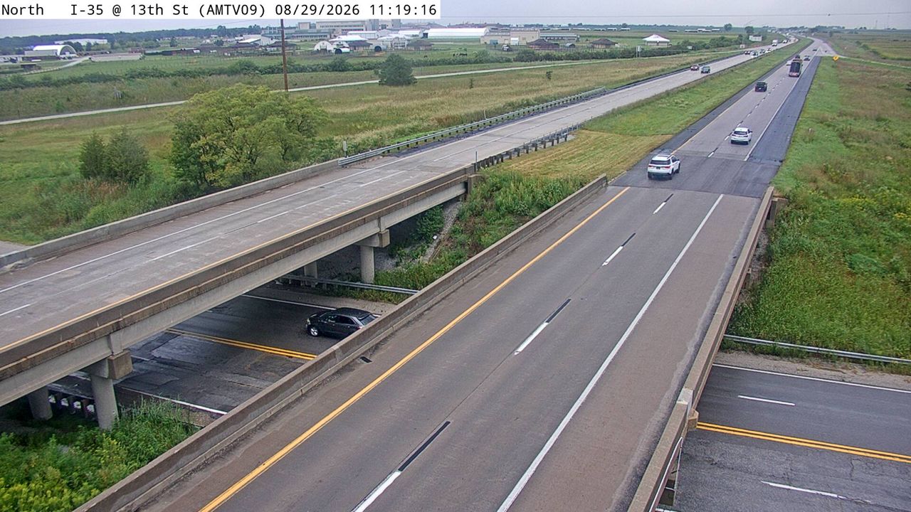 I-35 @ MM 113.6 (E 13th St) live camera view