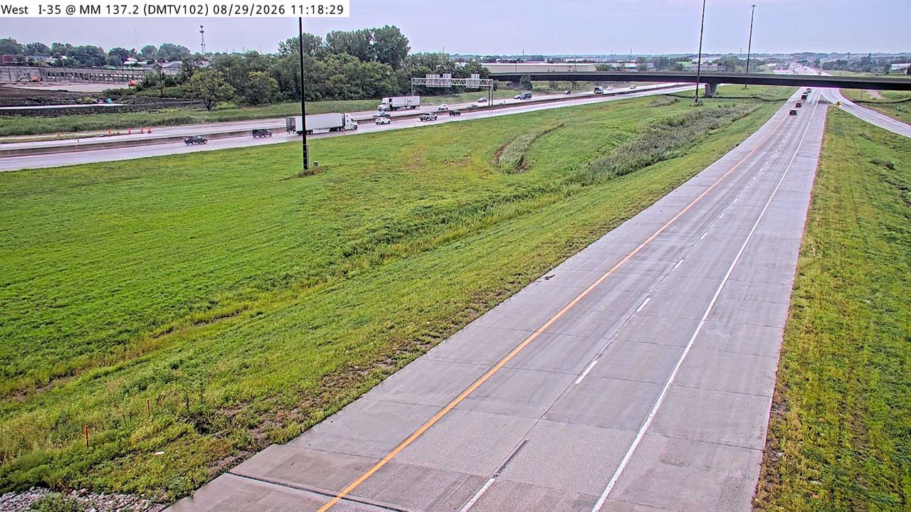I-35/80 @ MM 137.2 (EB Exit to I-35 NB - East Mix) live camera view