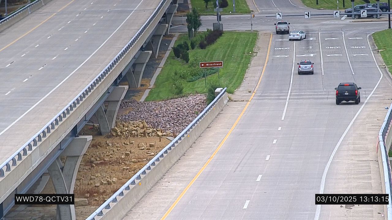 I-74 @ MM 4.9 (N end of WB Bridge) live camera view