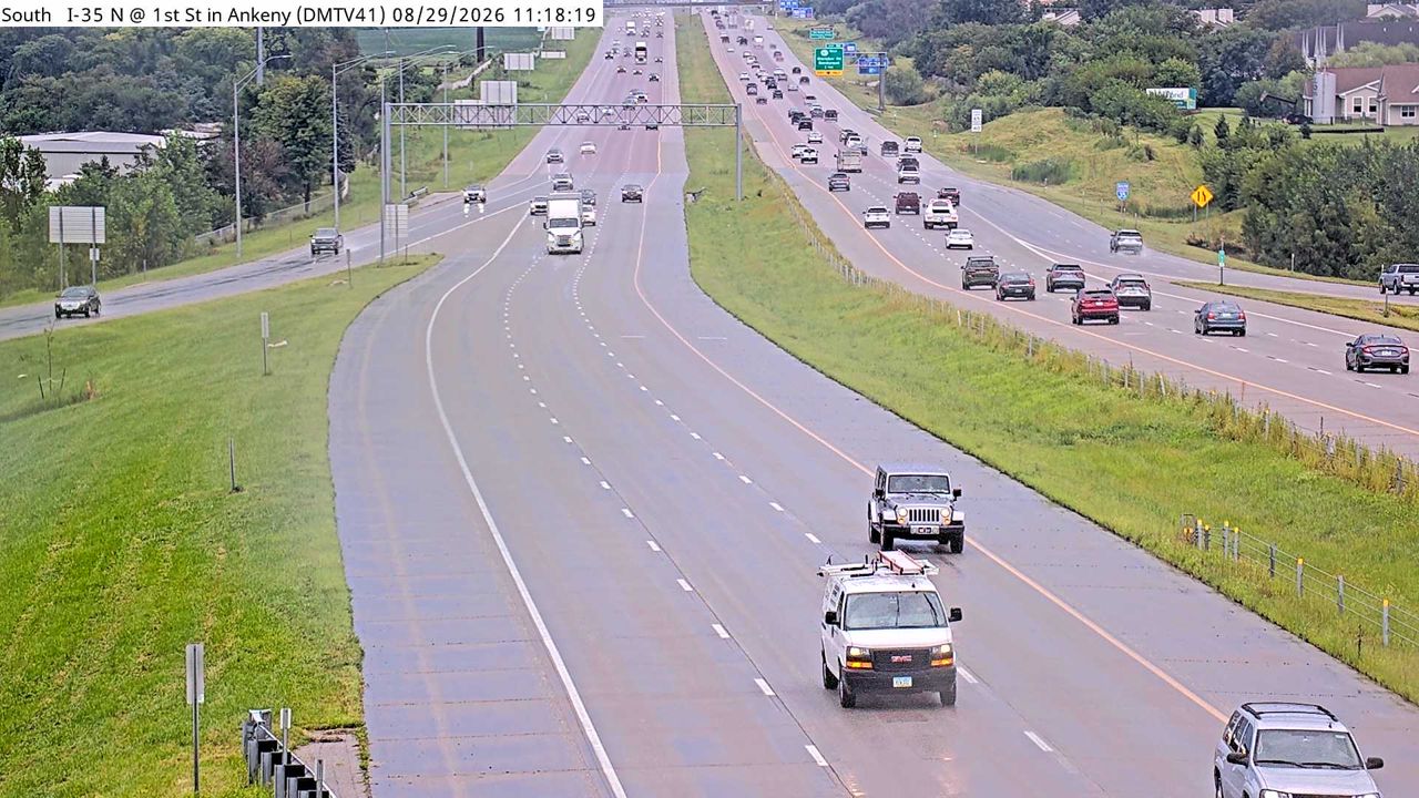 I-35 @ MM 92.6 (1st St - Ankeny) live camera view