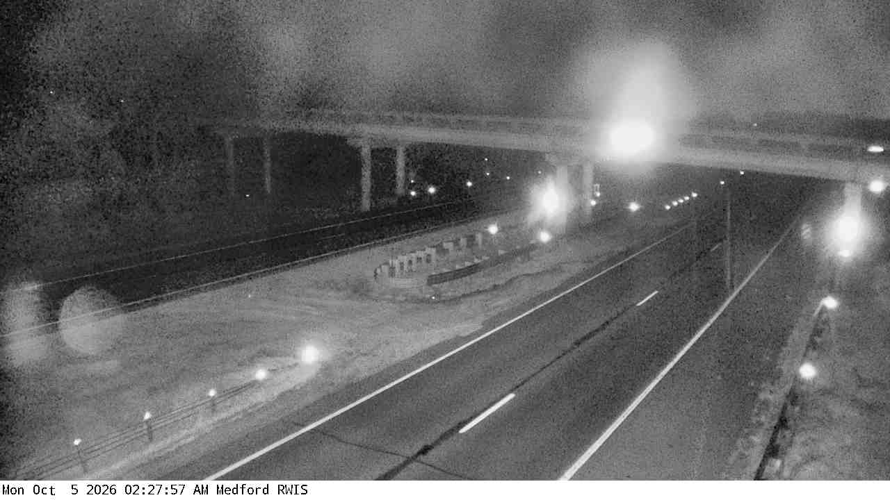 I-35 (Medford - MP 52.1) View 3 live camera view