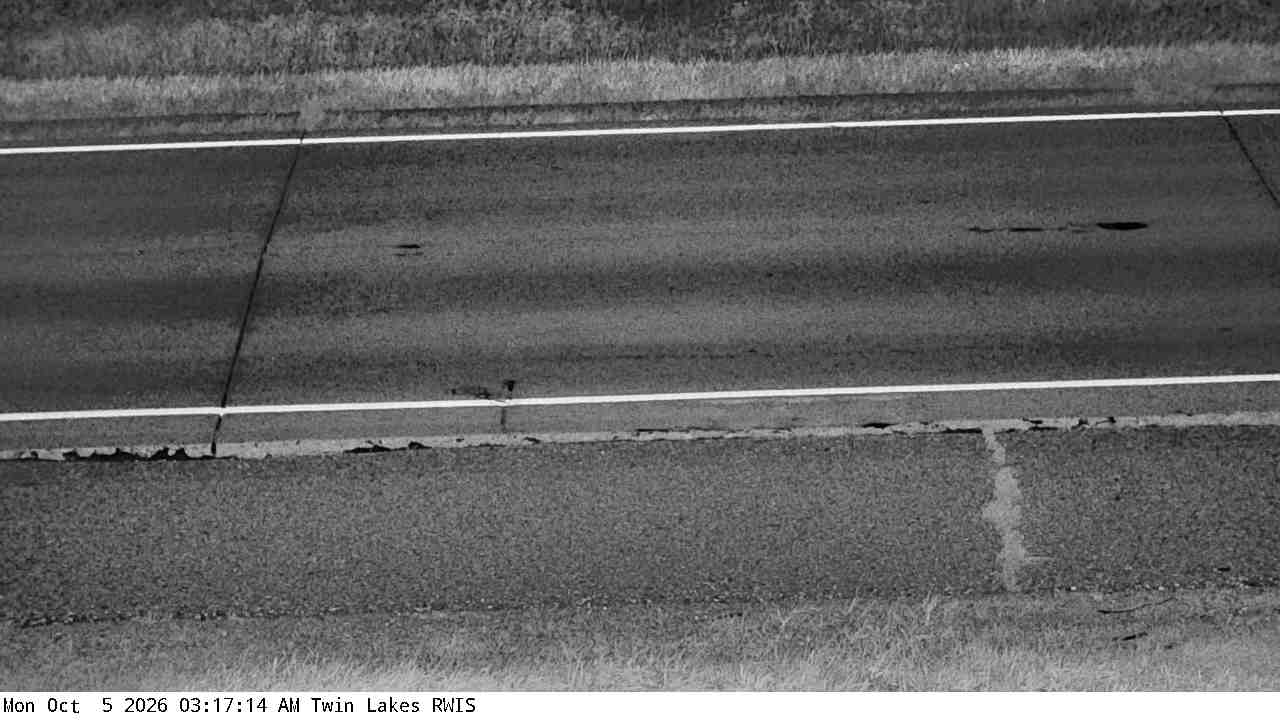 I-35 (Twin Lakes - MP 1) View 2 live camera view