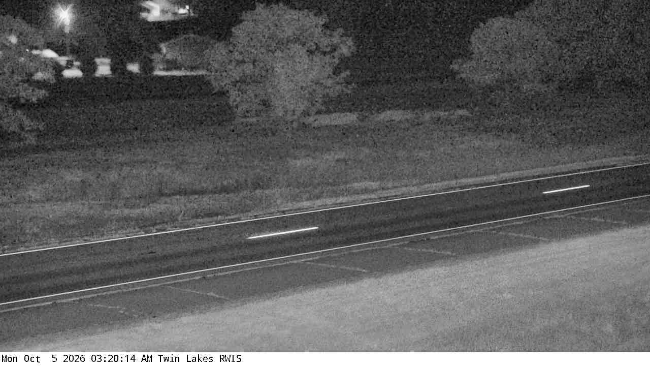 I-35 (Twin Lakes - MP 1) View 3 live camera view