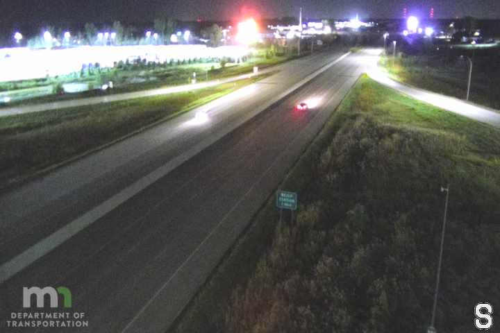 I-35 SB @ T.H.97 (Lake Dr NE) live camera view