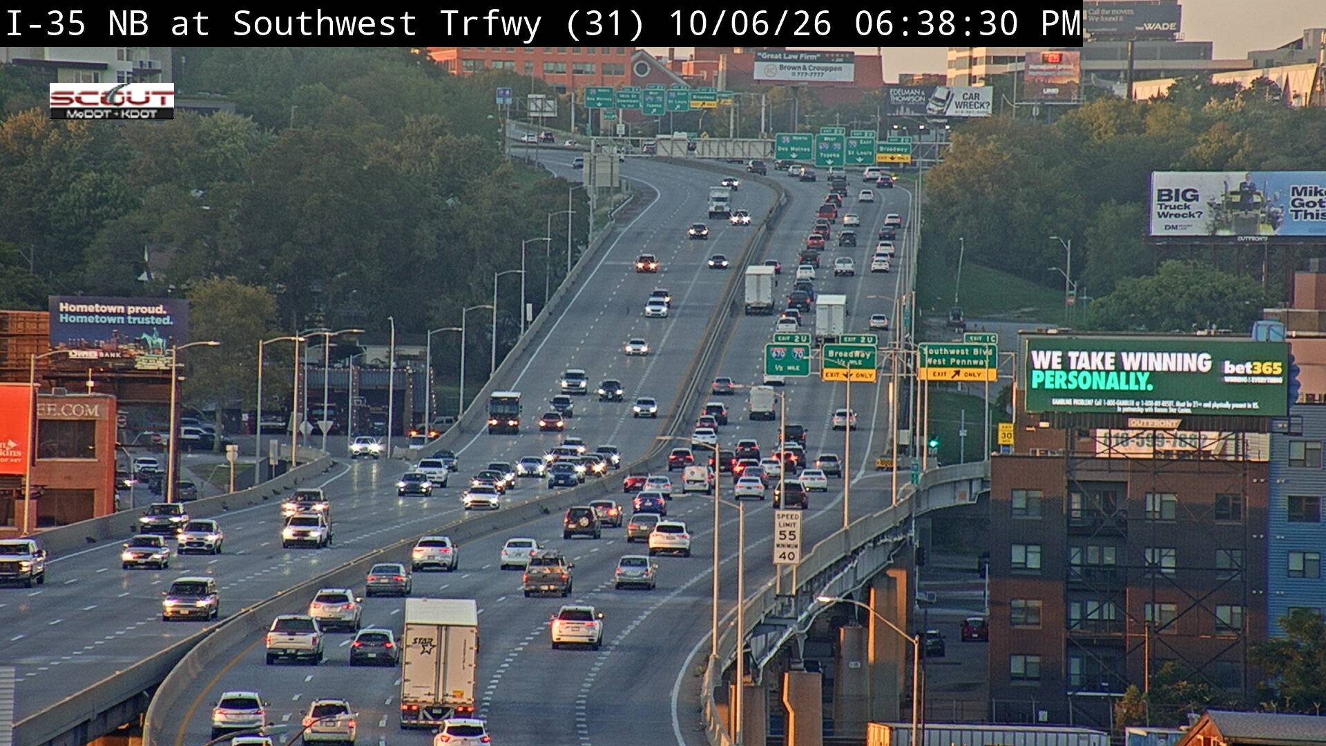 I-35 N @ SW Trafficway live camera view