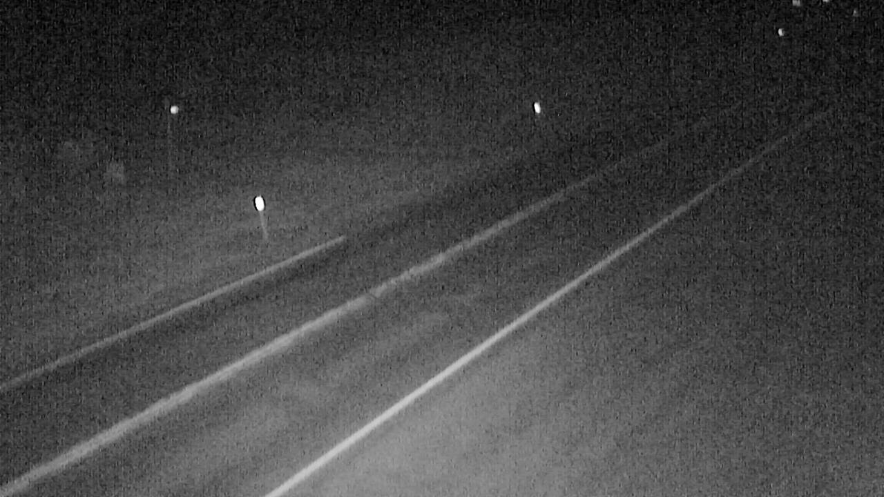MT 200 Lewistown Divide (Roadway) live camera view