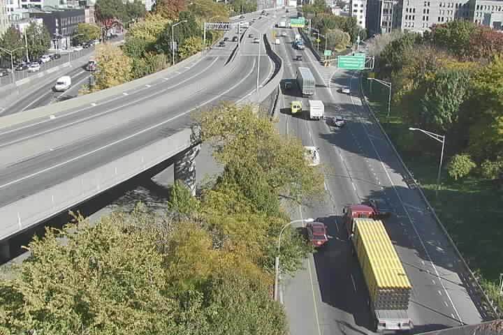 C2-BQE-26-Cntr_at_Grand_Ave-Ex32 live camera view